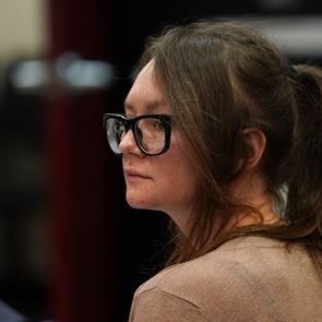 Η Anna Delvey ποζάρει για το εξώφυλλο του ES Magazine