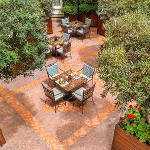 Ένας μυστικός κήπος στο αίθριο του Alexander’s Lounge