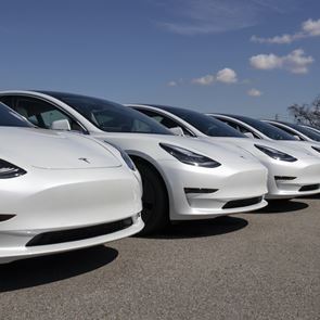 Ποιοι είναι οι πιστοί πελάτες της <em>Tesla</em>