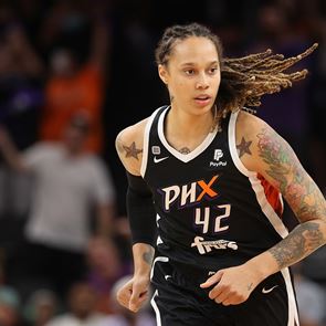 Η μπασκετμπολίστρια Brittney Griner κρατείται σε ρωσική φυλακή. Αλλά γιατί
