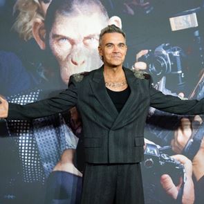 O τρομερός Robbie Williams ισοφάρισε ρεκόρ των Beatles