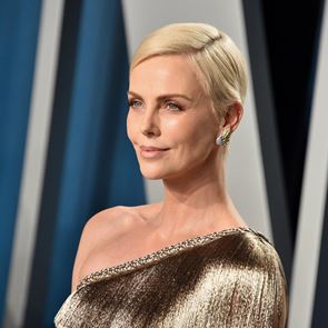 Η Charlize Theron, ό,τι κι αν κάνει, είναι πάντα υπέροχη