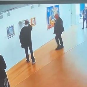 Βίντεο: H στιγμή που βουλευτής της Νίκης βανδαλίζει έργα στην Εθνική Πινακοθήκη