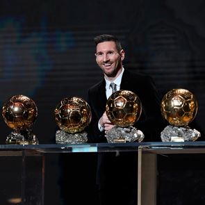 Ο Leo Messi κερδίζει Χρυσή Μπάλα και στο στυλ