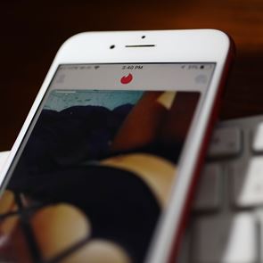 Tinder και Grindr ρισκάρουν επικίνδυνα με τα όρια ηλικίας