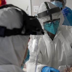 Πόσες κλίνες στις ΜΕΘ είναι τελικά διαθέσιμες στην Αττική