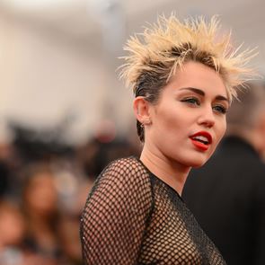 Το άστρο της Miley Cyrus είναι γυμνό