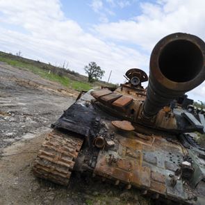 Η Ουκρανία στέλνει στη μάχη παλιά <em>ρωσικά</em> τανκς που κατέλαβε
