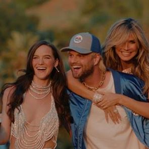 Στο νέο βίντεο κλιπ των Sofi Tukker, την παράσταση κλέβει η Heidi Klum