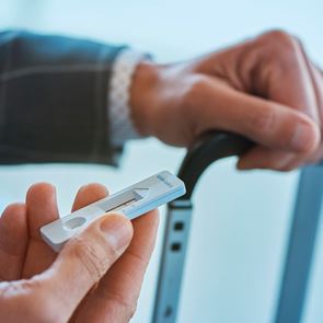 Από την Πέμπτη τα self tests σε 900.000 εργαζόμενους