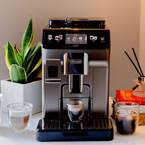 Ζήσε την Perfetto εμπειρία καφέ με την πλήρως αυτόματη μηχανή Eletta Explore της De&#39;Longhi