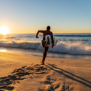 Οι ασκήσεις της παραλίας που θα βάλουν φωτιά στο σώμα σου