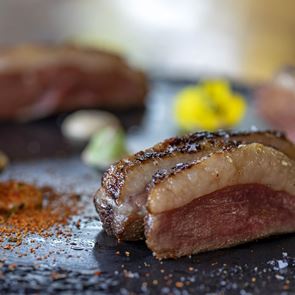 Η συνταγή του Σπύρου Μαυροειδή για στήθος πάπιας με sesame tofu