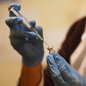 Στο 100% η αποτελεσματικότητα του &lt;em>εμβολίου&lt;/em> της Pfizer στους εφήβους