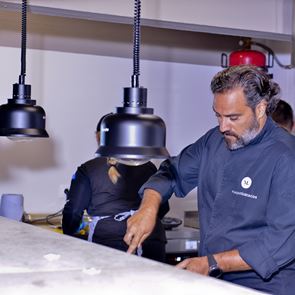 Ο Γιάννης Λουκάκος κάνει νοστιμότερο το Πόρτο Χέλι