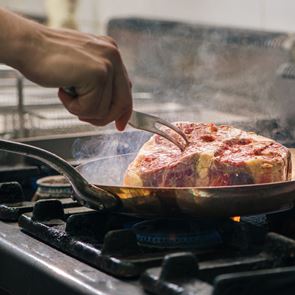 Πώς να ψήσεις σωστά, απλά και γρήγορα μια μοσχαρίσια μπριζόλα