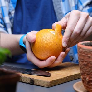 Tο 'οrange peel theory' είναι το νέο 'τεστ' <em>σχέσεων</em> που πρέπει να ξέρεις