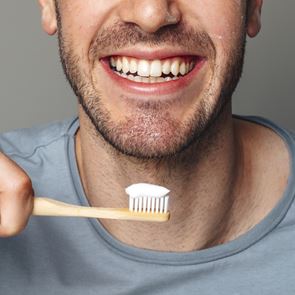 Να γιατί δεν πρέπει ποτέ να βουρτσίζεις τα δόντια σου μετά το στοματικό σεξ
