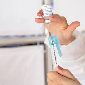 Τι θα γίνει με όσους έχουν κάνει την πρώτη δόση του <em>εμβολίου</em> της AstraZeneca