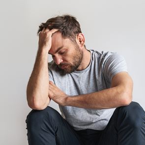 Περίπου 100 άνθρωποι πεθαίνουν την ώρα εξαιτίας της μοναξιάς