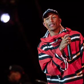 Σε άλλα νέα, ο Pharell Williams φλεξάρει στυλ μπροστά από μία αφίσα της Rihanna