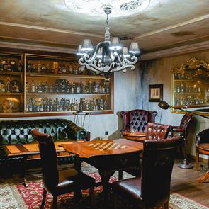 Δοκιμάζοντας <em>ουίσκι</em> στην Αθήνα, σαν σε αποστακτήριο