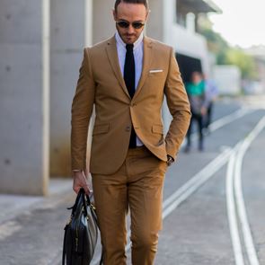 Η διαχρονική αξία της μονόχρωμης γραβάτας