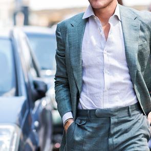 Τα καλοκαιρινά κοστούμια που θα σε κρατήσουν δροσερό