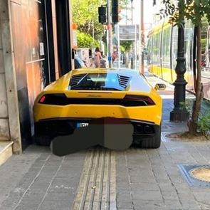 Γιατί μας ενοχλεί τόσο μια Lamborghini στο πεζοδρόμιο