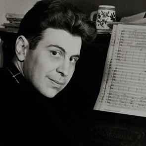 H ζωή του Μίκη Θεοδωράκη έγινε σειρά