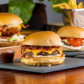 Τα επικά burgers του καλοκαιριού από τους master chef του είδους