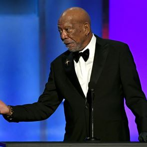 O μακάβριος λόγος για τον οποίο ο Morgan Freeman φοράει σκουλαρίκι