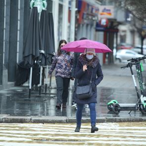 Κορονοϊός: Σαρώνει με 86 νεκρούς και 630 διασωληνωμένους