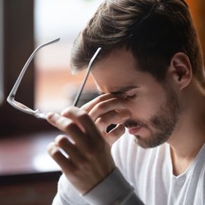 Αναρωτήθηκες ποτέ γιατί σε τρώνε τα μάτια σου το βράδυ