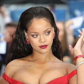 H Rihanna με καυτά εσώρουχα είναι ένας καλός λόγος για να συμπαθήσεις τον Άγιο Βαλεντίνο