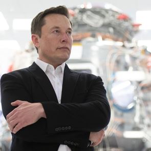 O Elon Musk μόλις αποκάλυψε γιατί καθυστερεί το ταξί χωρίς οδηγό και τιμόνι