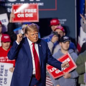 Σε άλλα νέα, ο Donald <em>Trump</em> αντιγράφει ατάκες του Χίτλερ