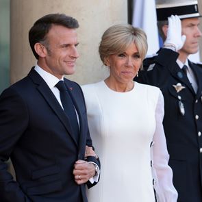 Η στιγμή που η Brigitte χαστουκίζει τον Emmanuel Macron-Γιατί το έκανε; (video