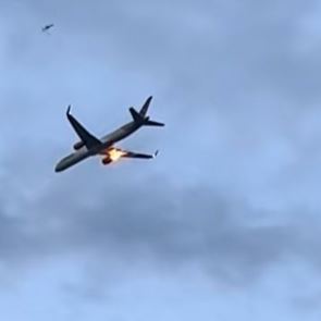 Η στιγμή της έκρηξης σε κινητήρα αεροπλάνου πάνω απ&#39; την Κέρκυρα (βίντεο