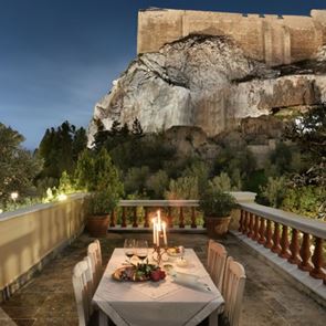 Μαγευτική βίλα ακριβώς δίπλα στην Ακρόπολη πωλείται και η τιμή της ζαλίζει (video