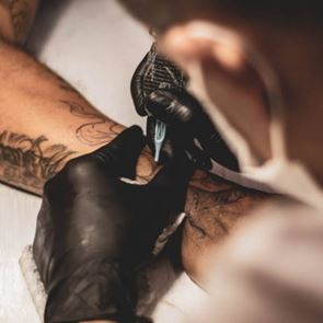 Και τελικά, ποια τατουάζ ελκύουν τις &lt;em>γυναίκες&lt;/em>;