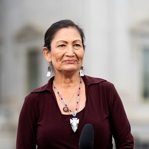 Deb Haaland, η πρώτη ιθαγενής σε αμερικανική κυβέρνηση