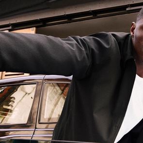 Ο Idris Elba επαναπροσδιορίζει το αντρικό στυλ φορώντας Calvin Klein