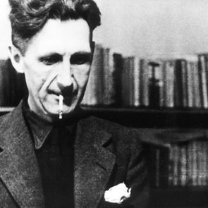 Πρέπει να διαβάσεις την κριτική του George Orwell στο &#39;Ο Αγών μου&#39; του Χίτλερ