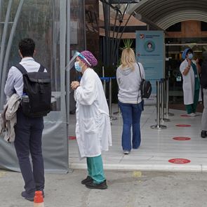 Κορονοϊός: Aσφυκτική η πίεση στις ΜΕΘ με πληρότητα 90