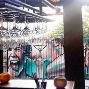 Για ποτό στο στέκι του Alfred