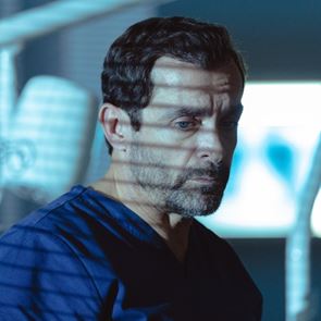 Βρήκαμε το τραγούδι που έπαιξε στον &#39;Γιατρό&#39; του Alpha και ψάχνουν όλοι