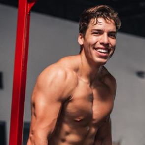 Η καλύτερη άσκηση για τρικέφαλους από τον γιο του Arnold Schwarzenegger