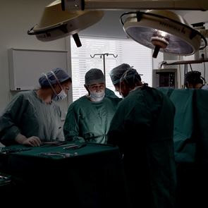 Τα συγκλονιστικά γράμματα που δέχονται οι Έλληνες γιατροί των ΜΕΘ