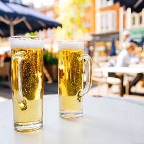 Πώς θα καταλάβεις αν σου σέρβιραν την μπύρα σε βρώμικο ποτήρι